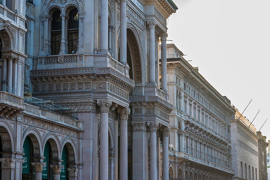 Eingangsportal zur Shoppingmeile Galleria Vittorio Emanuele II, Mailand, Lombardei, Italien, Europa