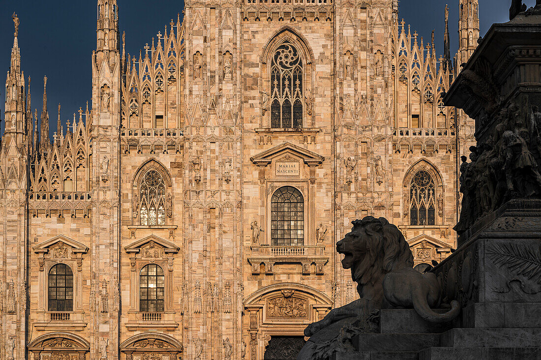Mailänder Dom Duomo di Milano mit Schatten des Reiterstandbilds von Viktor Emanuel II., Piazza del Duomo,  Mailand, Lombardei, Italien, Europa