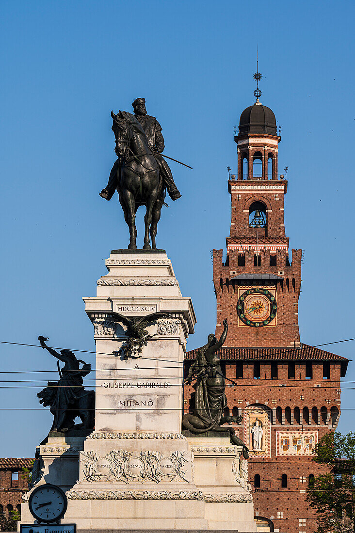 Reiterdenkmal Monumento a Giuseppe Garibaldi vor Schloss Castello Sforzesco mit dem Turm Torre del Filarete, Mailand, Lombardei, Italien, Europa