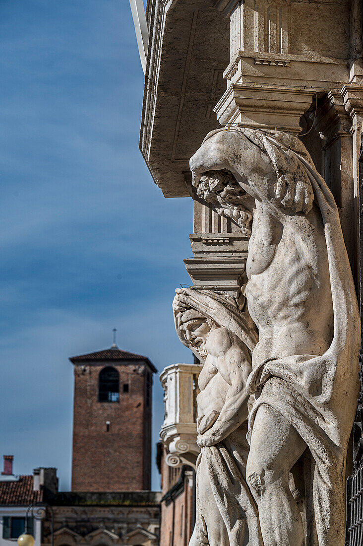  Statues at the entrance of Curia Bishop di Mantova on Piazza Sordello, city of Mantua, province of Mantua, Mantova, on the river Mincio, Lombardy, Italy, Europe 