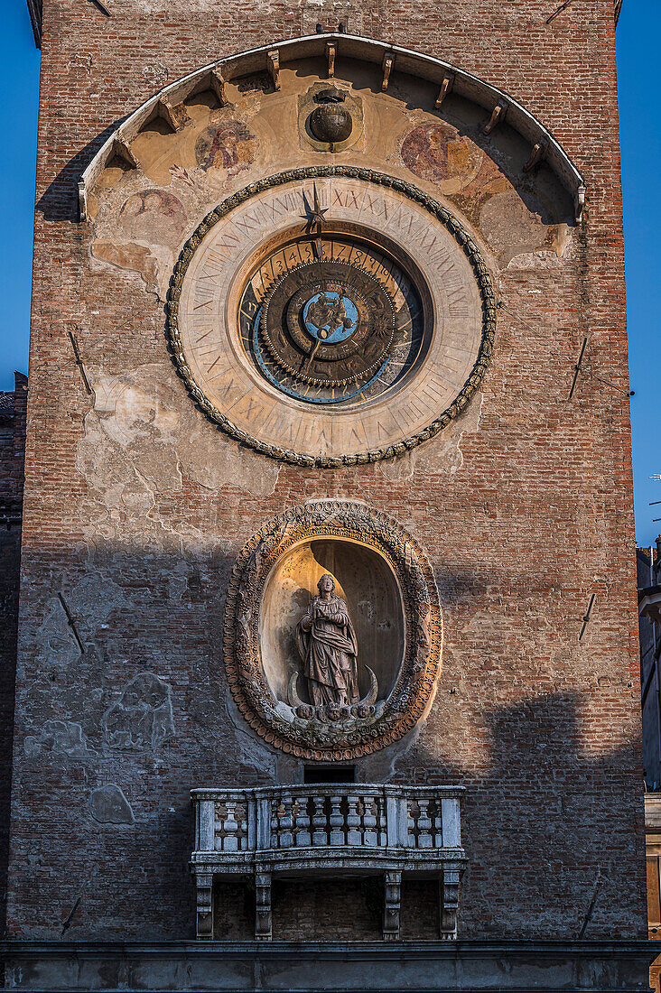 Uhrenturm Torre dell' Orologio, Piazza delle Erbe, Stadt Mantua, Provinz Mantua, Lombardei, Italien, Europa