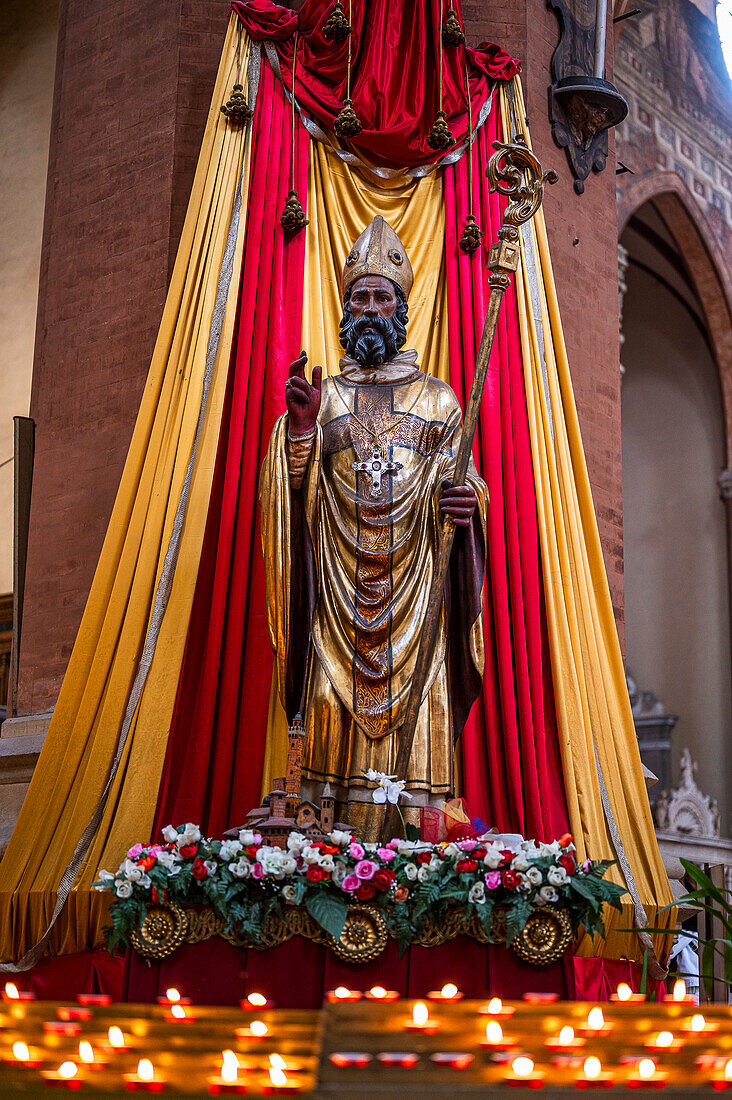 Heiligenfigur und Kerzen, in der Basilika San Petronio, Hauptkirche von Bologna, Region Emilia-Romagna, Italien, Europa