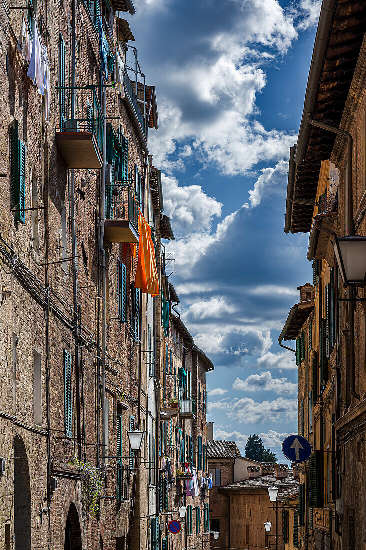  Old town, laundry drying at the window, Siena, Tuscany region, Italy, Europe 