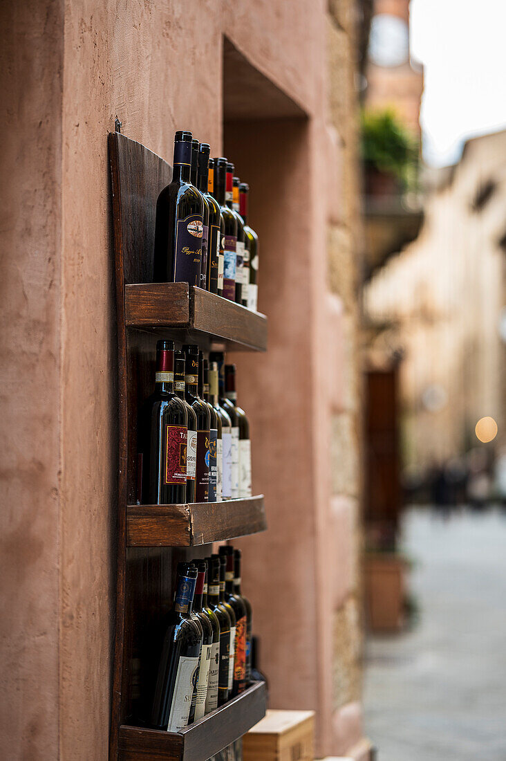 Bar mit Weinflaschen vor der Eingangstür, Vinothek, in Pienza, Region Toskana, Italien, Europa