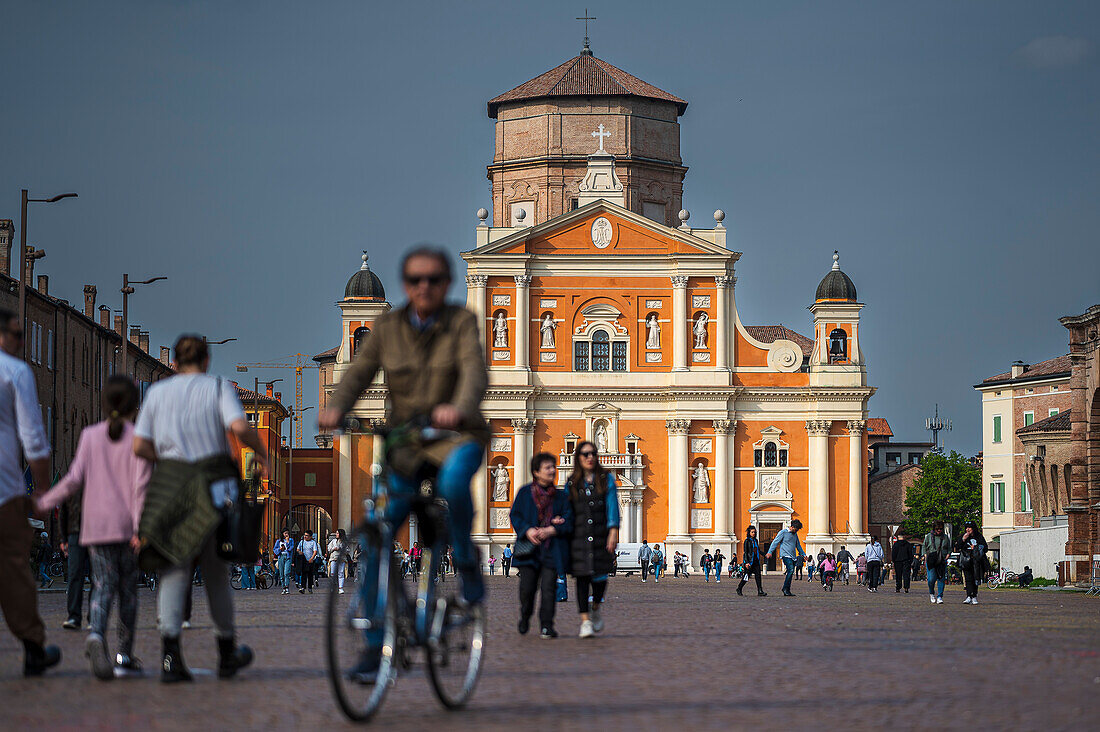 Menschen auf der Piazza dei Martiri vor dem Dom Basilica di Santa Maria Assunta, Carpi, Provinz Modena, Region Emilia-Romagna, Italien, Europa