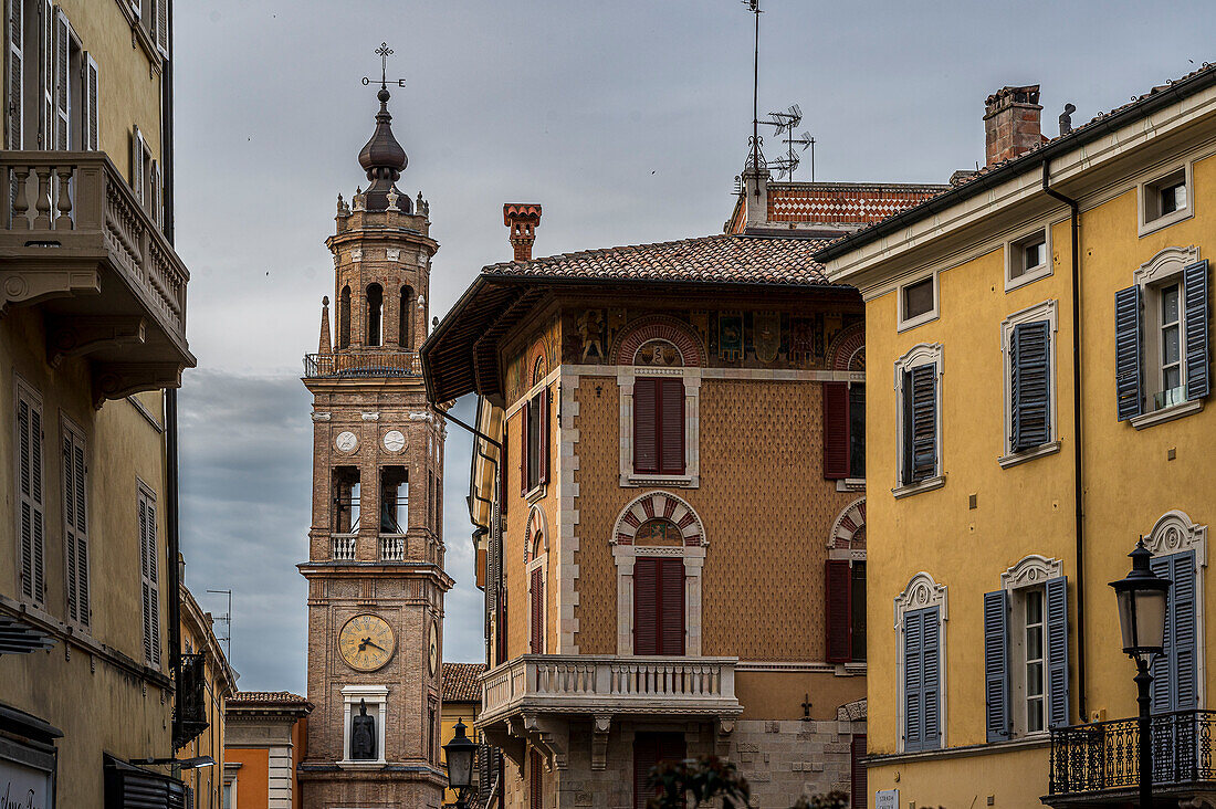 Typische Villen in der Altstadt und alter Glockenturm, Parma, Provinz Parma, Emilia-Romagna, Italien, Europa