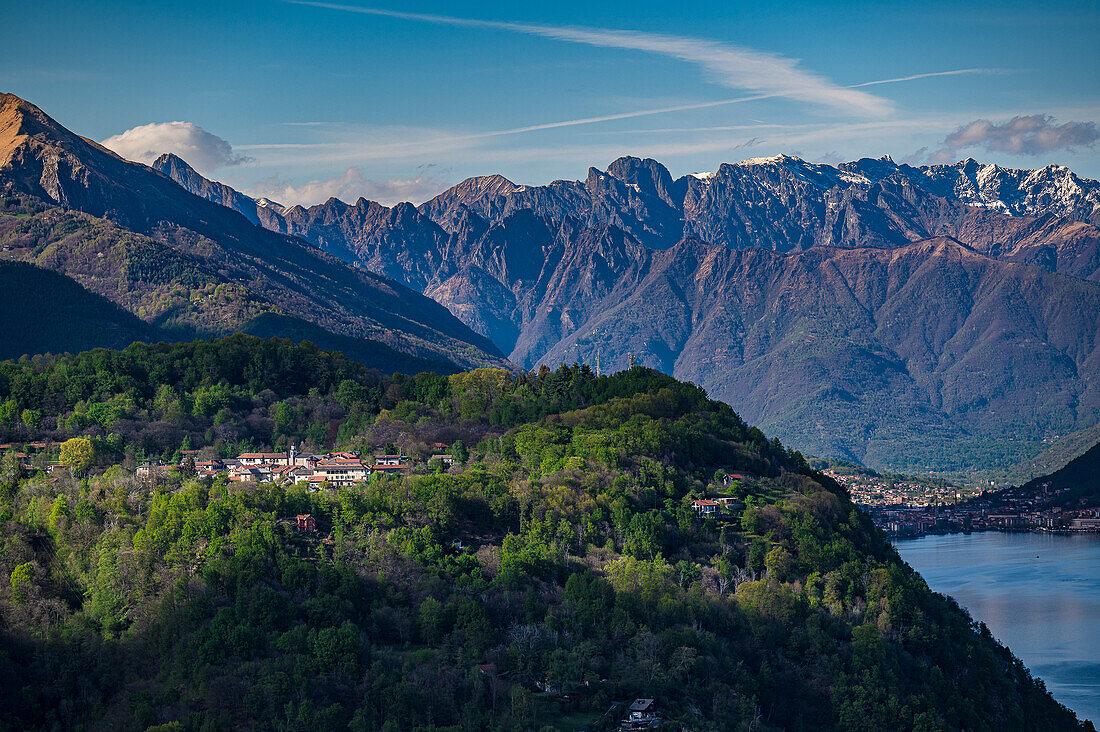 Blick von der Wallfahrtsstätte Madonna del Sasso auf Berge und See, Ortasee Lago d’Orta, Provinz Novara, Region Piemont, Italien