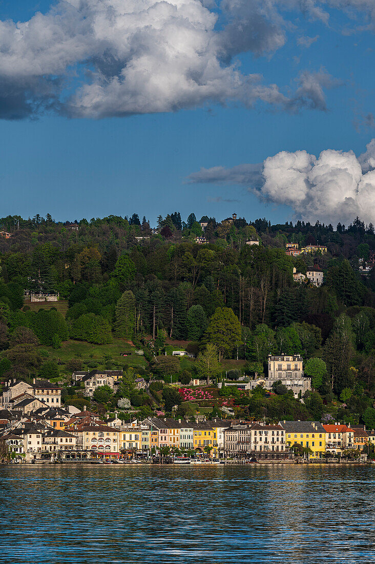 Blick auf Orta San Giulio von Pella aus, Ostufer des Ortasees, Ortasee Lago d’Orta, Provinz Novara, Region Piemont, Italien