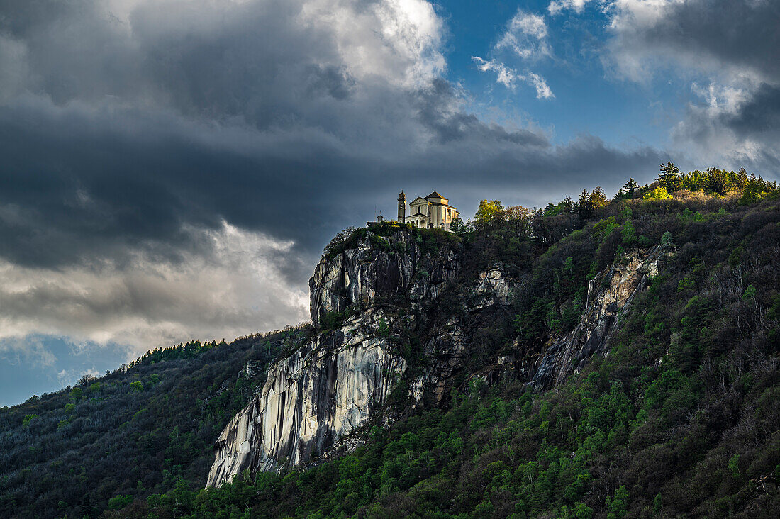 Blick zur Wallfahrtsstätte Madonna del Sasso von Pella aus, Westufer des Ortasees, Ortasee Lago d’Orta, Provinz Novara, Region Piemont, Italien