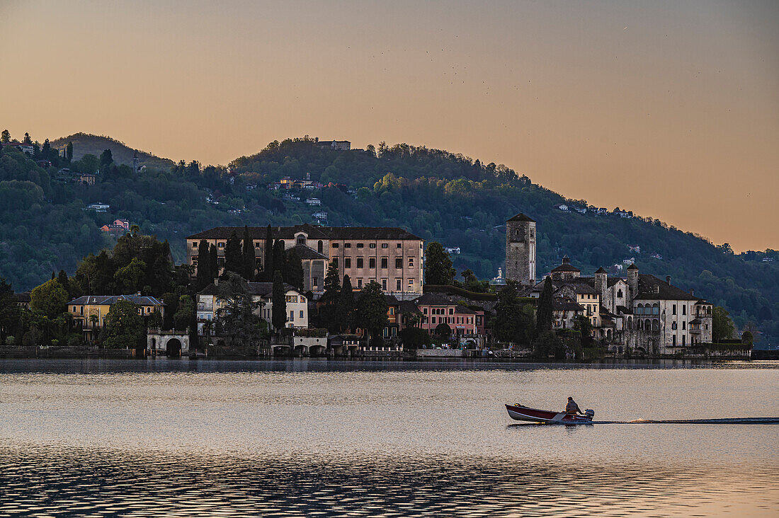Blick auf Isola San Giulio vom Hafen in Pella bei Sonnenaufgang, Westufer des Ortasees, Ortasee Lago d’Orta, Provinz Novara, Region Piemont, Italien