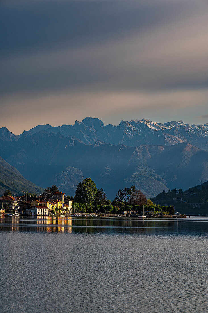 Blick nach Pella am Westufer des Ortasees und Berge im Aostatal bei Sonnenaufgang, Ortasee Lago d’Orta, Provinz Novara, Region Piemont, Italien