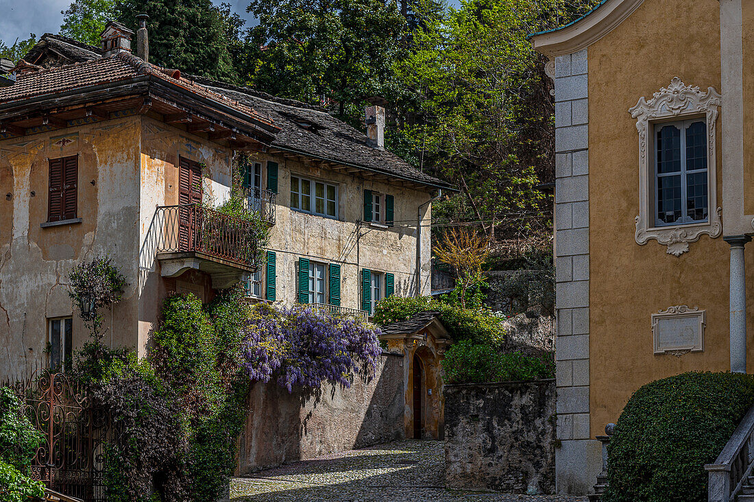 Alte Villen und Häuser am Hang, Gemeinde Orta San Giulio, Ortasee Lago d’Orta, Provinz Novara, Region Piemont, Italien