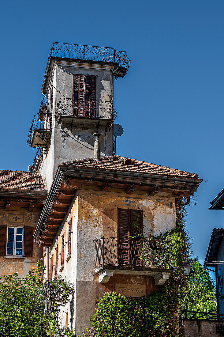 Altes Haus bewachsen und alten Balkonen, Gemeinde Orta San Giulio, Ortasee Lago d’Orta, Provinz Novara, Region Piemont, Italien