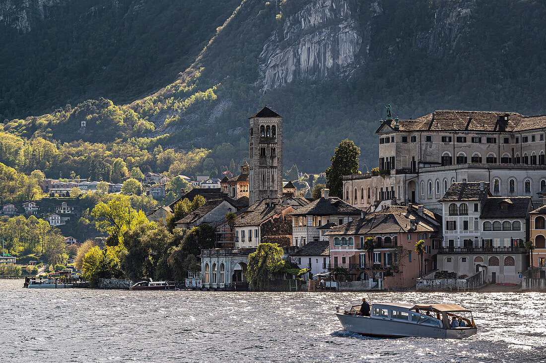  Motorboat in front of island, view of Isola San Giulio from the port of Orta San Giulio, Lake Orta is a northern Italian lake in the northern Italian, Lago d&#39;Orta, or Cusio, region of Piedmont, Italy, Europe 