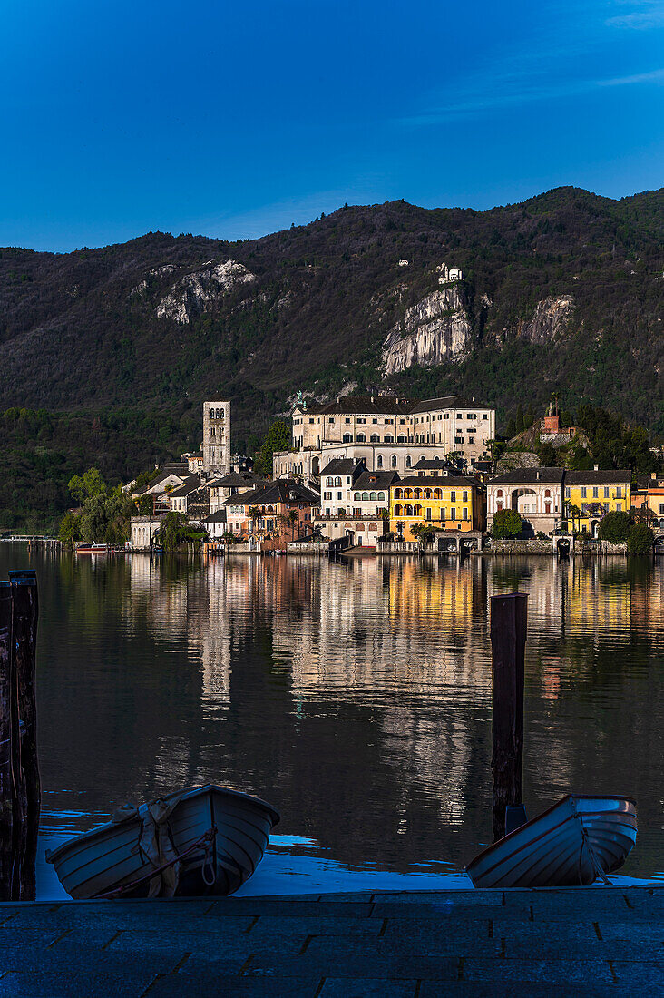  Rowing boats in the foreground, view of Isola San Giulio from the port of Orta San Giulio, Piazza Motta, Orta San Giulio, Lake Orta is a northern Italian lake in the northern Italian, Lago d&#39;Orta, or Cusio, region of Piedmont, Italy, Europe 