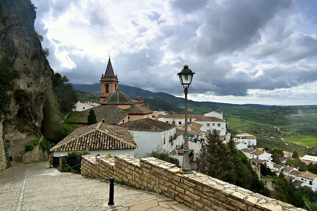 Zahara de la Sierra an der Straße der weißen Dörfer 'Pueblos Blancos', Provinz Cádiz, Andalusien, Spanien