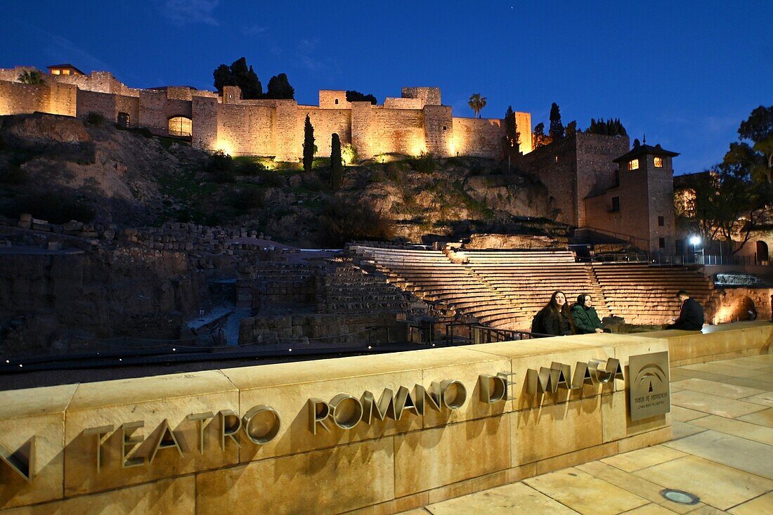 Römisches Theater Teatro Romano, und Blick zur Burg Alhambra, Alcazaba, bei Nacht, Granada, Andalusien, Spanien