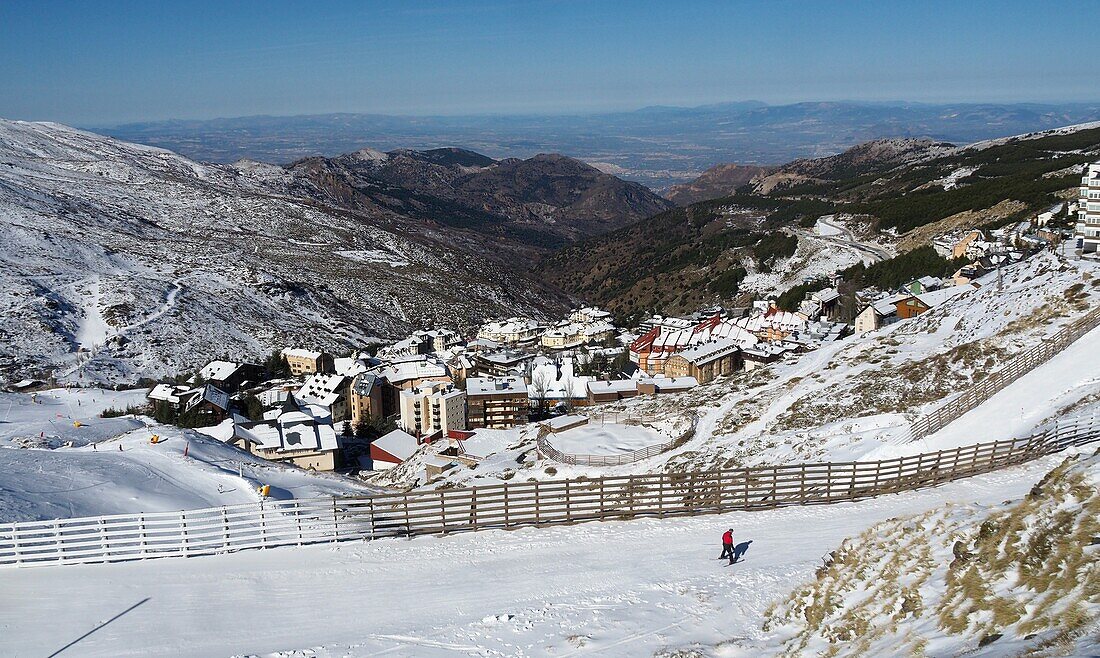 Skipisten und Skiort Pradollano im Skigebiet am Pico de Veleta, Sierra Nevada, über Granada, Andalusien, Spanien