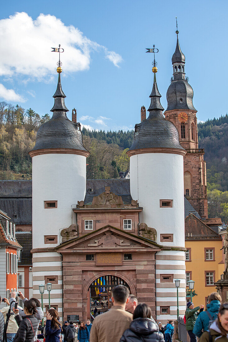 Stadttor an der alten Brücke und Heiliggeistkirche in Heidelberg, Heidelberg, Baden-Württemberg, Neckar, Deutschland, Europa