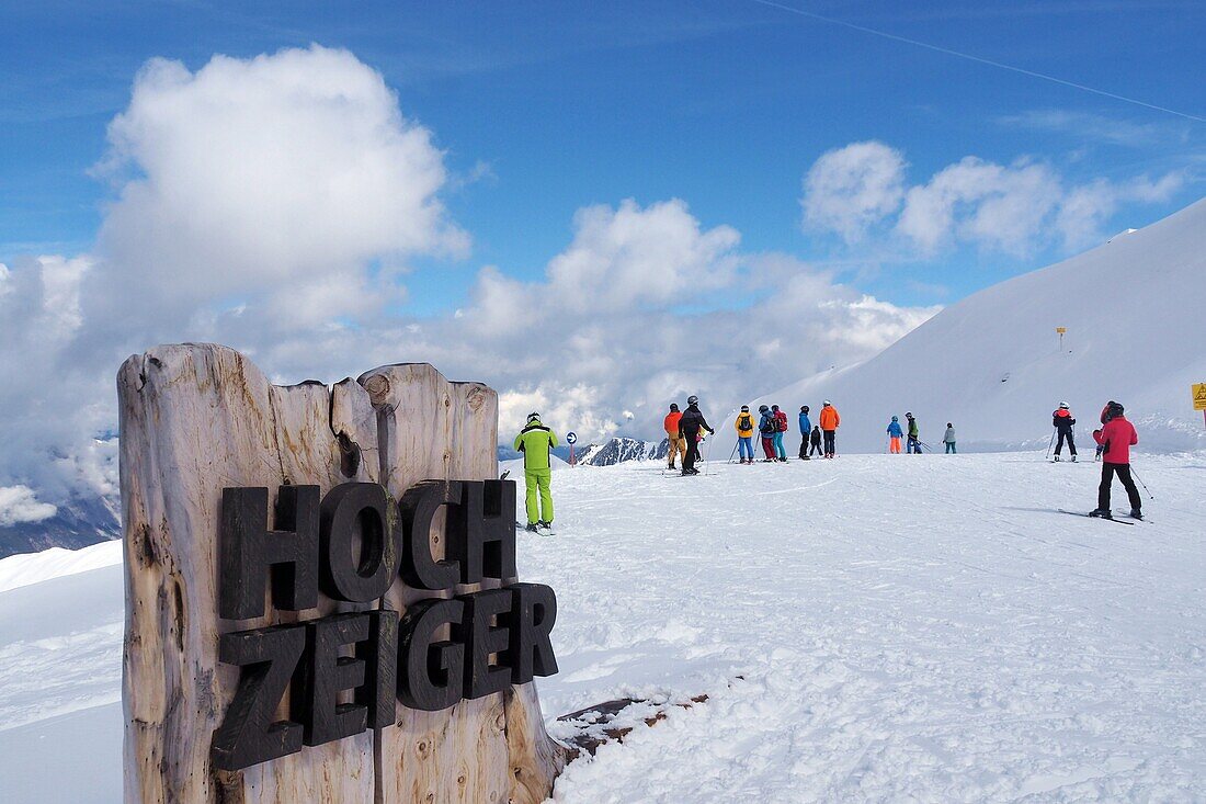 Skifahrer im Skigebiet Hochzeiger, Pitztal im Winter, Tirol, Österreich