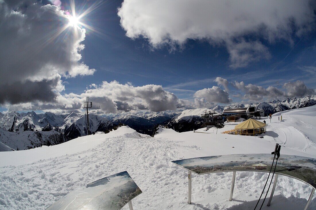 Aussichtspunkt im Skigebiet Hochzeiger, Pitztal im Winter, Tirol, Österreich