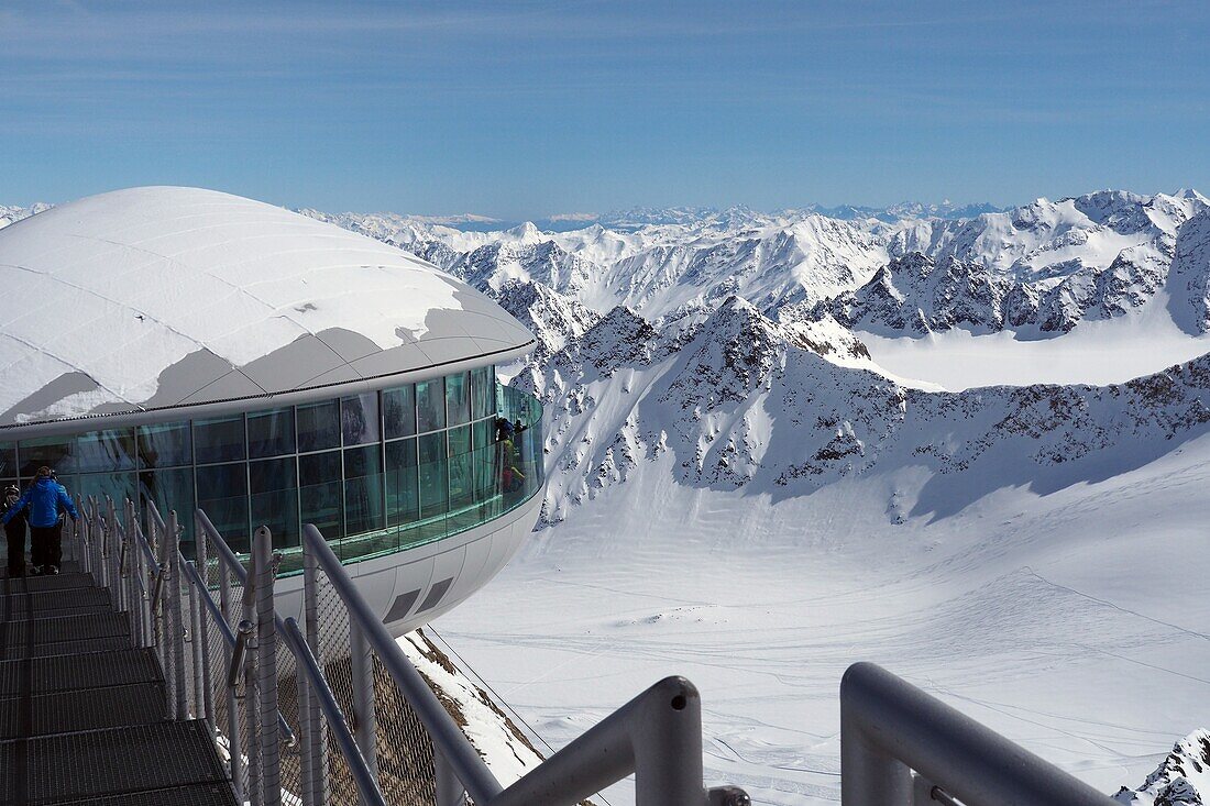 Aussichtsterrasse und Glaskuppel am höchsten Punkt im 'Café 3440' am Hinteren Brunnenkogel, Skigebiet Pitztaler Gletscher, Pitztal im Winter, Tirol, Österreich