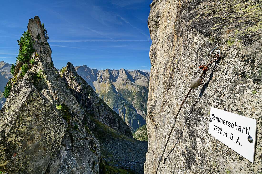  Sammerschartl sign on rock face with rock tower, Sammerschartl, Siebenschneidsteig, Aschaffenburger Höhenweg, Zillertal Alps, Zillertal Alps Nature Park, Tyrol, Austria 