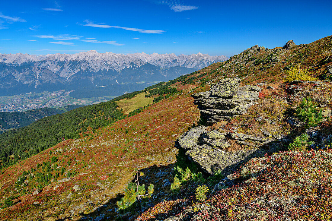 Blick über herbstliche Almmatten auf Inntal und Karwendel, Rosskopf, Tuxer Alpen, Tirol, Österreich