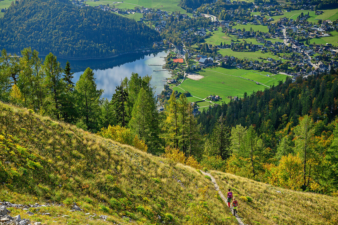 Zwei Personen steigen vom Loser ab, Altausseer See im Tal, Loser, Totes Gebirge, Salzkammergut, Steiermark, Österreich
