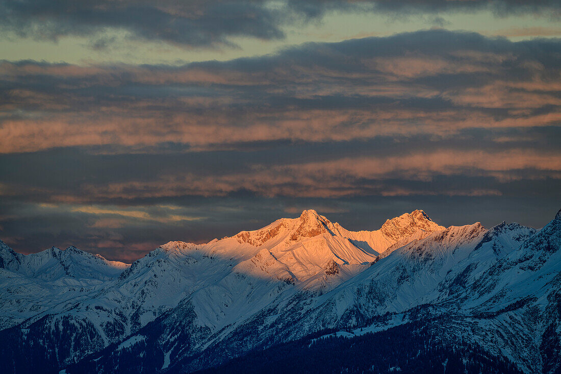 Verschneiter Stanskopf und Fallesinspitze im letzten Licht, von der Aifneralm, Kaunertal, Ötztaler Alpen, Tirol, Österreich