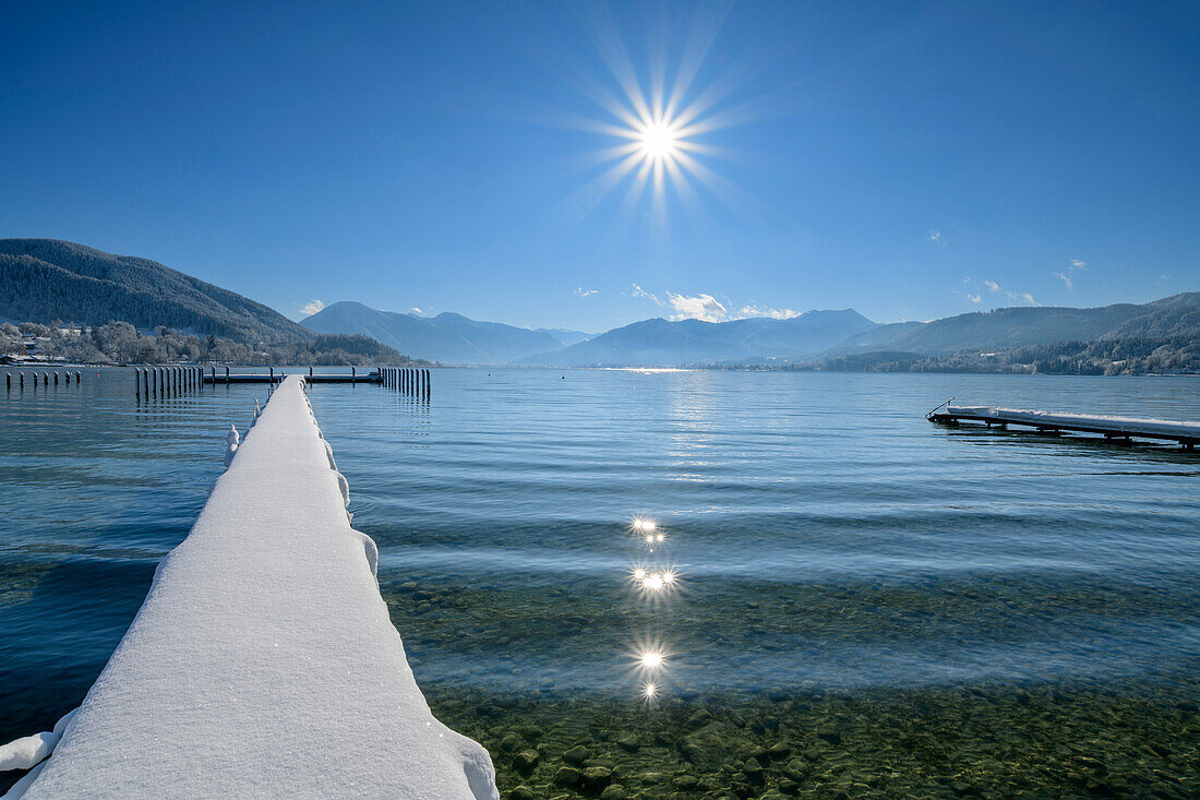  Snow-covered footbridge leading into Lake Tegernsee, Tegernsee mountains in the background, Gmund, Tegernsee, Bavarian Alps, Upper Bavaria, Bavaria, Germany 