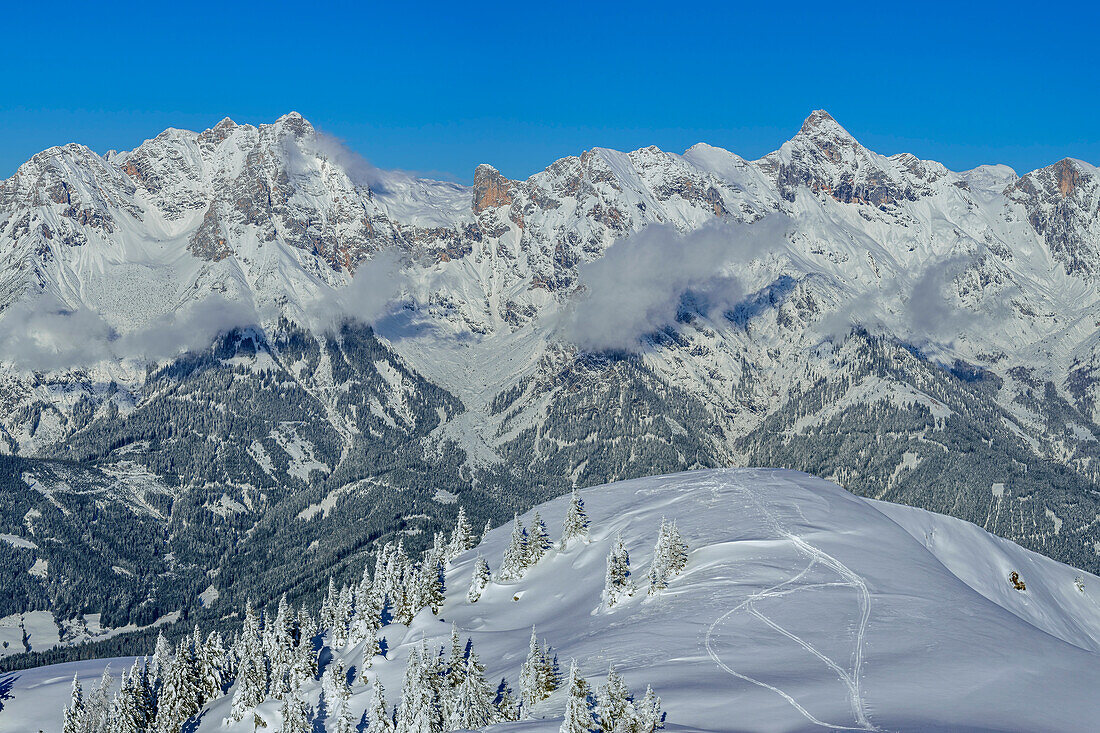  Snow-covered meadow with Berchtesgaden Alps in the background, from the Schwalbenwand, Salzburg Slate Alps, Salzburg, Austria 