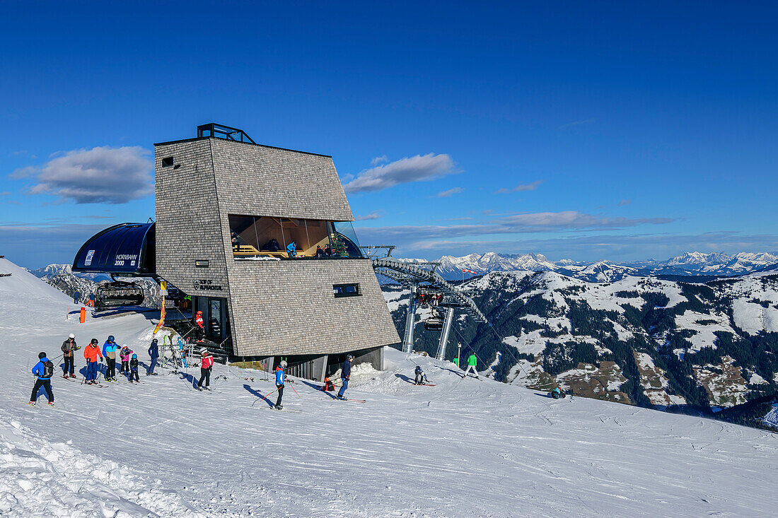 Aussichtsturm Top of Alpbachtal mit Skifahrern, Wiedersberger Horn, Alpbachtal, Kitzbüheler Alpen, Tirol, Österreich