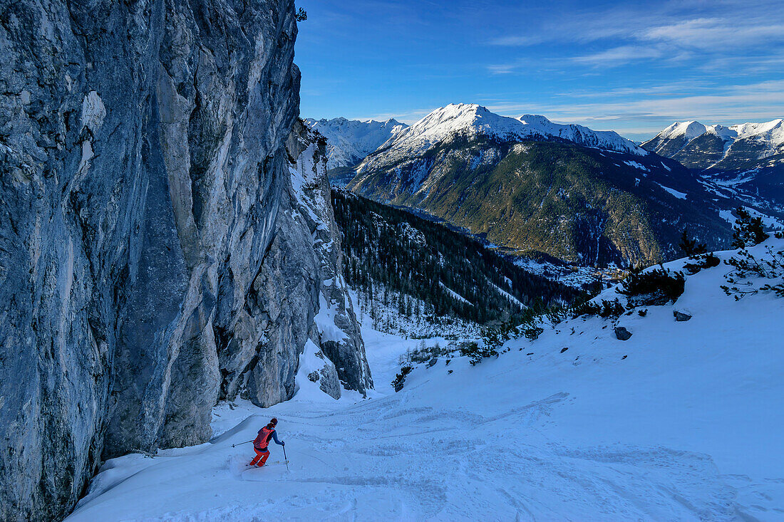 Frau auf Skitour fährt von der Biberwierer Scharte ab, Grünsteinumfahrung, Mieminger Berge, Tirol, Österreich