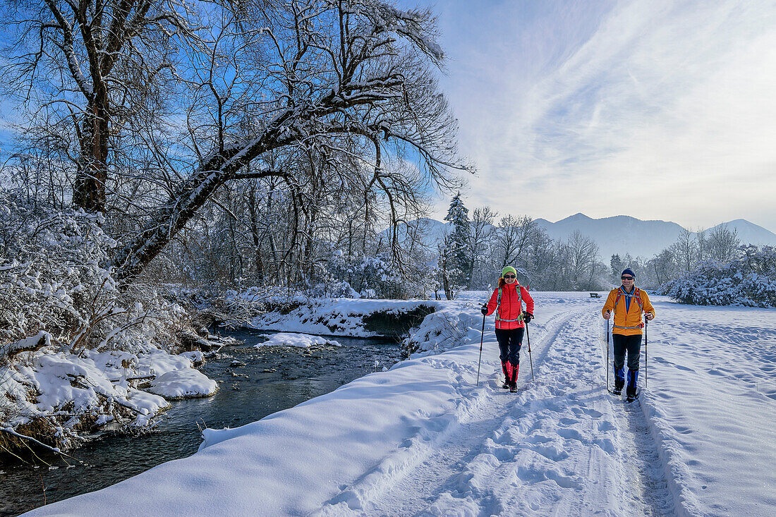  Man and woman walking along the stream through the Murnauer Moos, Murnau, Upper Bavaria, Bavaria, Germany  