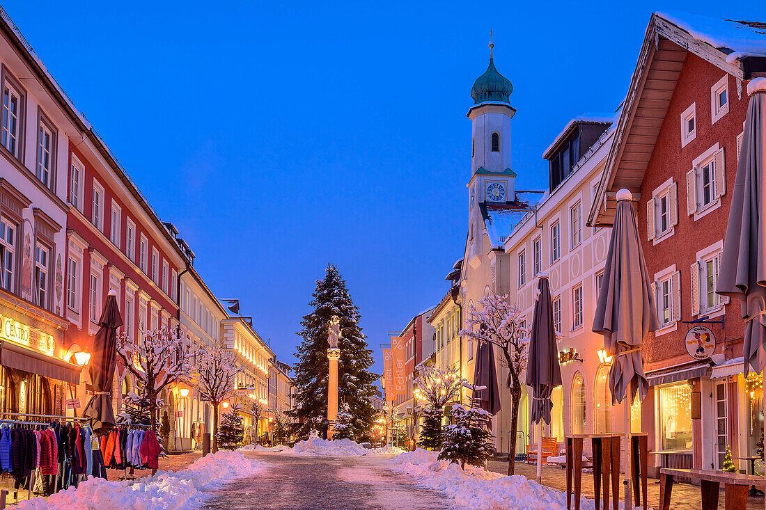 Verschneite, beleuchtete Fußgängerzone von Murnau mit Weihnachtsschmuck, Murnau, Oberbayern, Bayern, Deutschland 