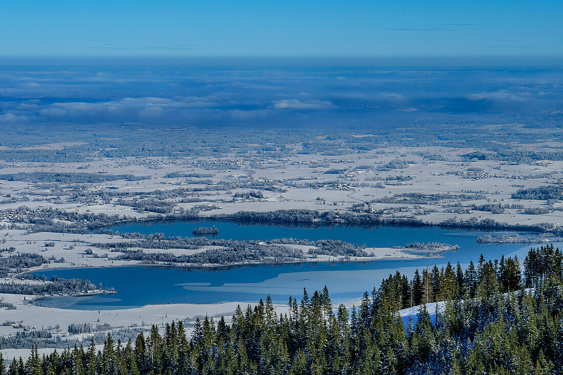 Tiefblick vom Hörnle auf verschneiten Staffelsee, Ammergauer Alpen, Oberbayern, Bayern, Deutschland 