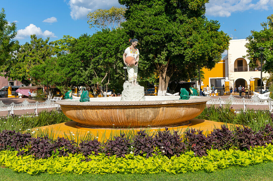 Weibliche Maya-Figur, Frau mit Wasserkrug im Brunnen, Francisco Cantón Rosado Park, Valladolid, Yucatan, Mexiko