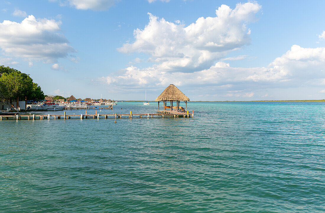 Cabana-Hütte mit Strohdach auf Holzsteg, Lagune von Bacalar, Bacalar, Quintana Roo, Halbinsel Yucatan, Mexiko