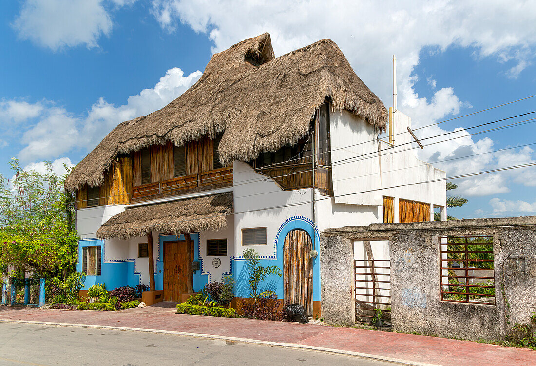 Ungewöhnliches strohgedecktes Haus, Bacalar, Quintana Roo, Halbinsel Yucatan, Mexiko