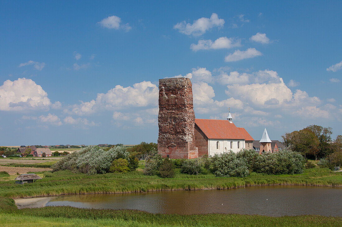 Salvatorkirche und Turmruine, Insel Pellworm, Nordfriesland, Schleswig-Holstein, Deutschland