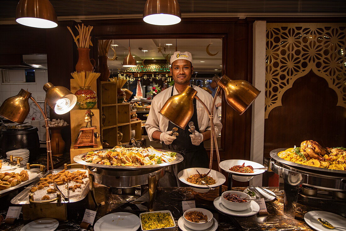 Koch serviert Speisen am Abendbuffet im Sarina Hotel, Dhaka, Dhaka, Bangladesch, Asien
