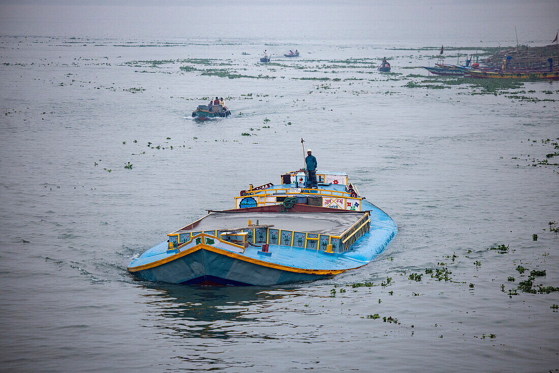 Beladenes Frachtschiff auf dem Fluss Dakatiya, Chandpur, Distrikt Chandpur, Bangladesch, Asien