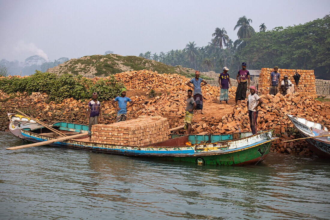 Lehmziegelarbeiter und Transportboot, in der Nähe von Barisal (Barishal), Bezirk Barisal, Bangladesch, Asien