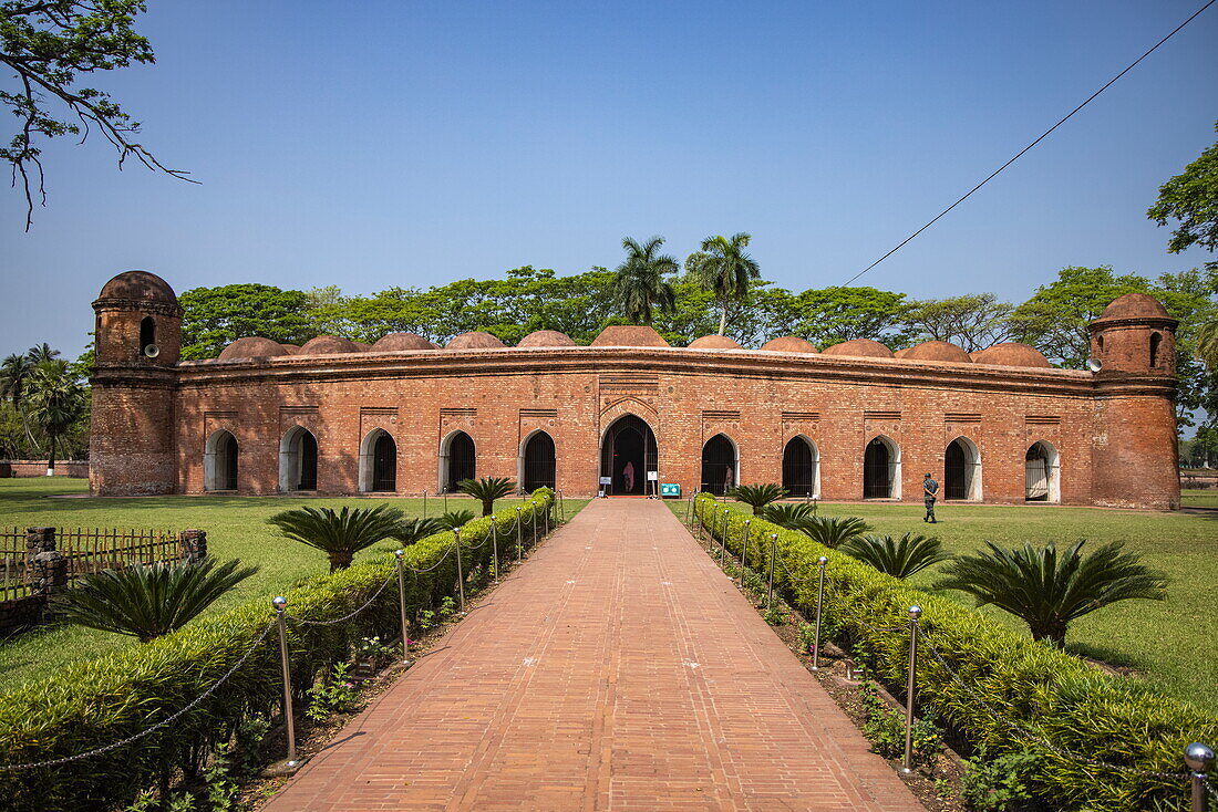 Weg zur Sixty-Dome-Moschee, Bagerhat, Bezirk Bagerhat, Bangladesch, Asien