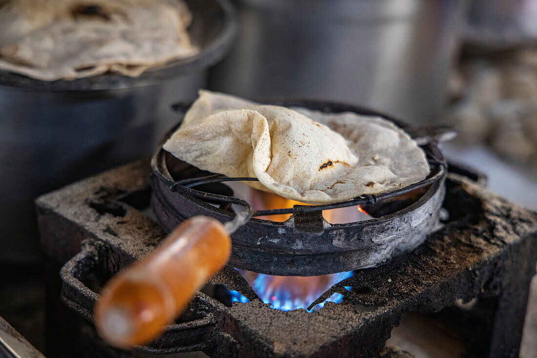 Brot wird an einer Garküche in Kalkutta gebraten, Kalkutta, Indien, Asien