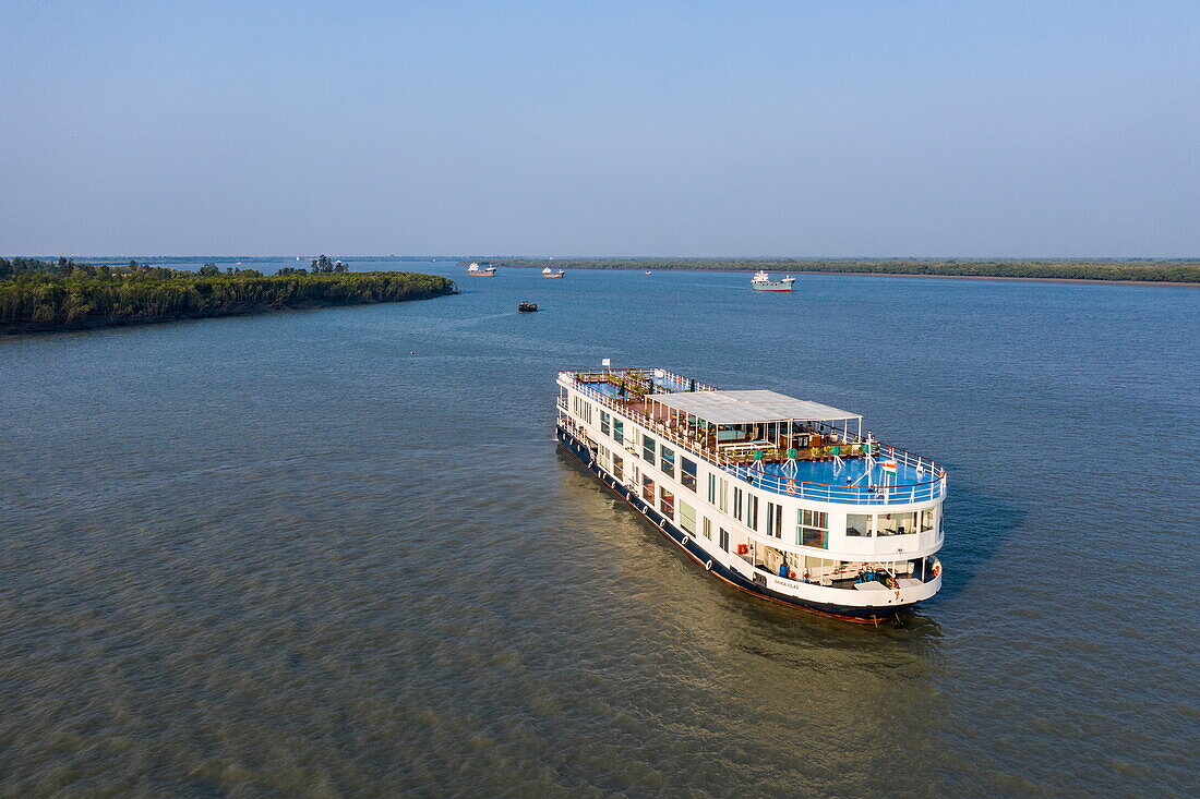 Luftaufnahme des Flusskreuzfahrtschiffs RV Thurgau Ganga Vilas (Thurgau Travel), Datta-Fluss, Pakhiralay, bei Gosaba, South 24 Parganas District, Westbengalen, Indien, Asien