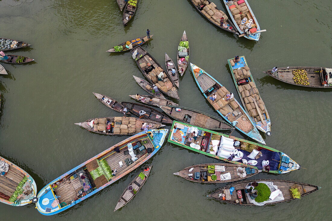 Luftaufnahme von Händlern mit Booten auf dem schwimmenden Markt Boithakata am Fluss Belua, Boithakata, Distrikt Pirojpur, Bangladesch, Asien