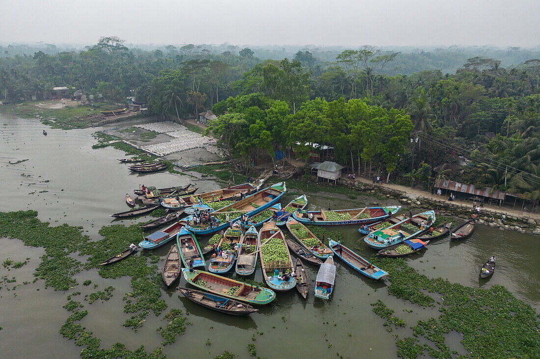  Aerial view of traders selling watermelons and other fruits from boats at Boithakata floating market on Belua river, Boithakata, Pirojpur district, Bangladesh, Asia 