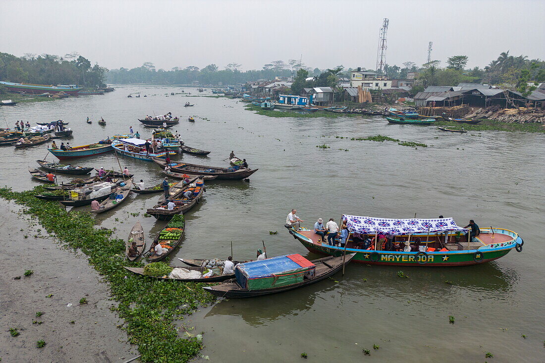  Aerial view of traders selling fruits from boats at Boithakata floating market on Belua river, Boithakata, Pirojpur district, Bangladesh, Asia 